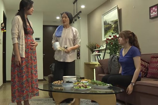 Mẹ chồng lên chăm cháu, con dâu đề nghị đóng góp tiền sinh hoạt