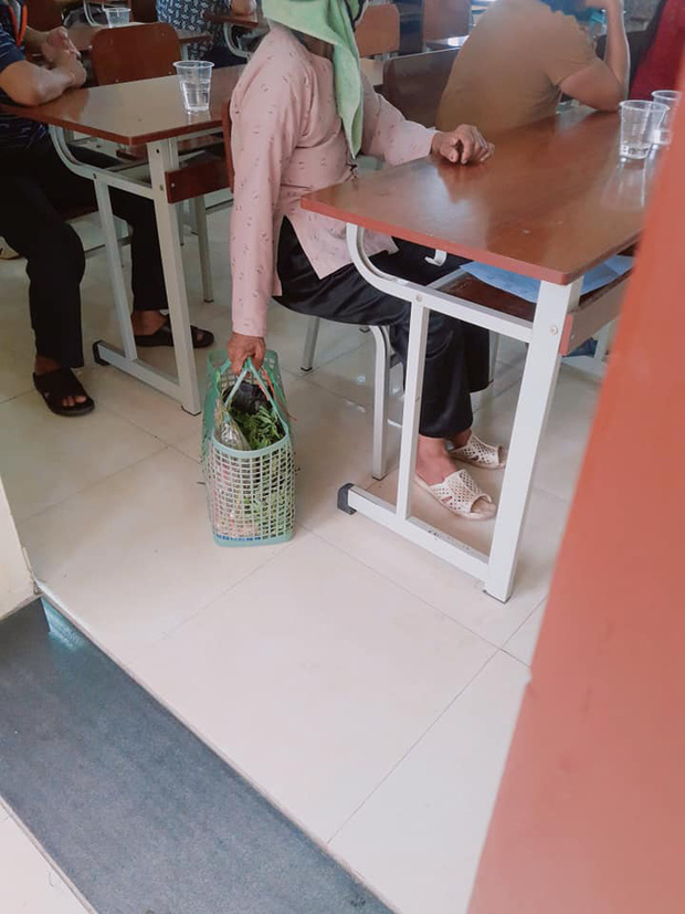 Hình ảnh người bà đang đi chợ thì nhớ ra phải họp phụ huynh cho cháu gây bão: Với bà, cháu là tất cả-2