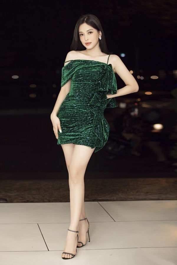 Ngọc Trinh đeo đồng hồ 4 tỷ đồng - Diệp Lâm Anh khoe body nuột nà với đầm xẻ-10