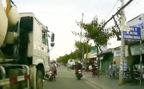 CLIP: Cú lao bất chấp của xe bồn khiến 3 người chờ đèn đỏ điêu đứng, cái kết mới bất ngờ-1