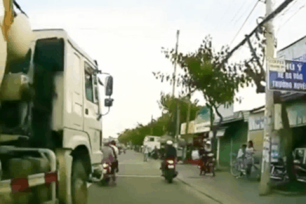 CLIP: Cú lao bất chấp của xe bồn khiến 3 người chờ đèn đỏ 