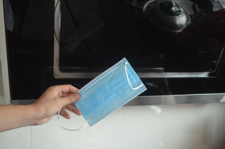 Dù máy hút mùi có bẩn đến đâu cũng không thể tháo rời để vệ sinh được, hãy dùng khẩu trang y tế theo cách này đảm bảo chúng sẽ luôn sạch sẽ mà không phải tốn sức-1