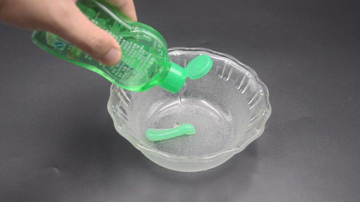 Dù máy hút mùi có bẩn đến đâu cũng không thể tháo rời để vệ sinh được, hãy dùng khẩu trang y tế theo cách này đảm bảo chúng sẽ luôn sạch sẽ mà không phải tốn sức-3