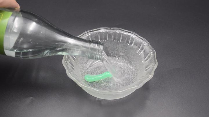 Dù máy hút mùi có bẩn đến đâu cũng không thể tháo rời để vệ sinh được, hãy dùng khẩu trang y tế theo cách này đảm bảo chúng sẽ luôn sạch sẽ mà không phải tốn sức-4