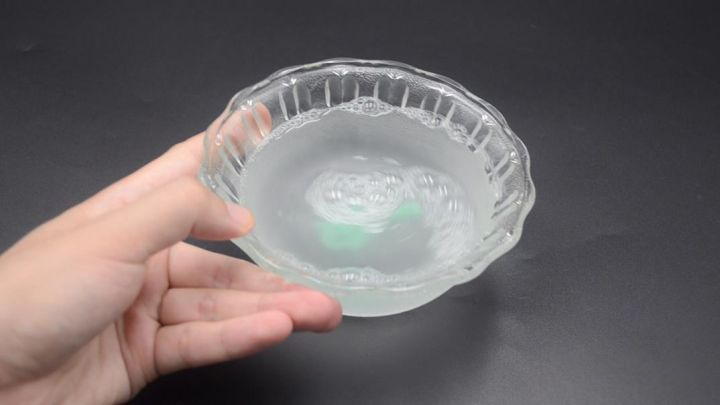 Dù máy hút mùi có bẩn đến đâu cũng không thể tháo rời để vệ sinh được, hãy dùng khẩu trang y tế theo cách này đảm bảo chúng sẽ luôn sạch sẽ mà không phải tốn sức-5