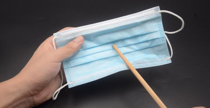 Dù máy hút mùi có bẩn đến đâu cũng không thể tháo rời để vệ sinh được, hãy dùng khẩu trang y tế theo cách này đảm bảo chúng sẽ luôn sạch sẽ mà không phải tốn sức-6