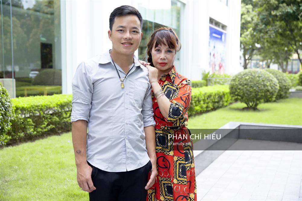 Cô dâu 62 tuổi ở Cao Bằng lần đầu công khai khuôn mặt bị chê méo thậm tệ sau thẩm mỹ, tiết lộ những tổn thương phía sau hàng trăm lời đồn suốt 2 năm bất ngờ nổi tiếng-2