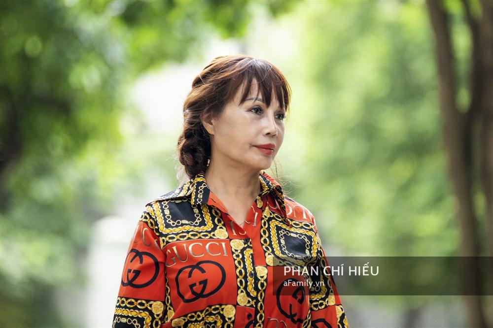 Cô dâu 62 tuổi ở Cao Bằng lần đầu công khai khuôn mặt bị chê méo thậm tệ sau thẩm mỹ, tiết lộ những tổn thương phía sau hàng trăm lời đồn suốt 2 năm bất ngờ nổi tiếng-6