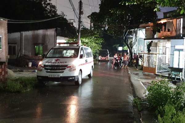 Người dân bàng hoàng phát hiện nam thanh niên tử vong trong tư thế treo cổ ở cầu chui-2