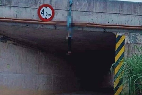 Người dân bàng hoàng phát hiện nam thanh niên tử vong trong tư thế treo cổ ở cầu chui