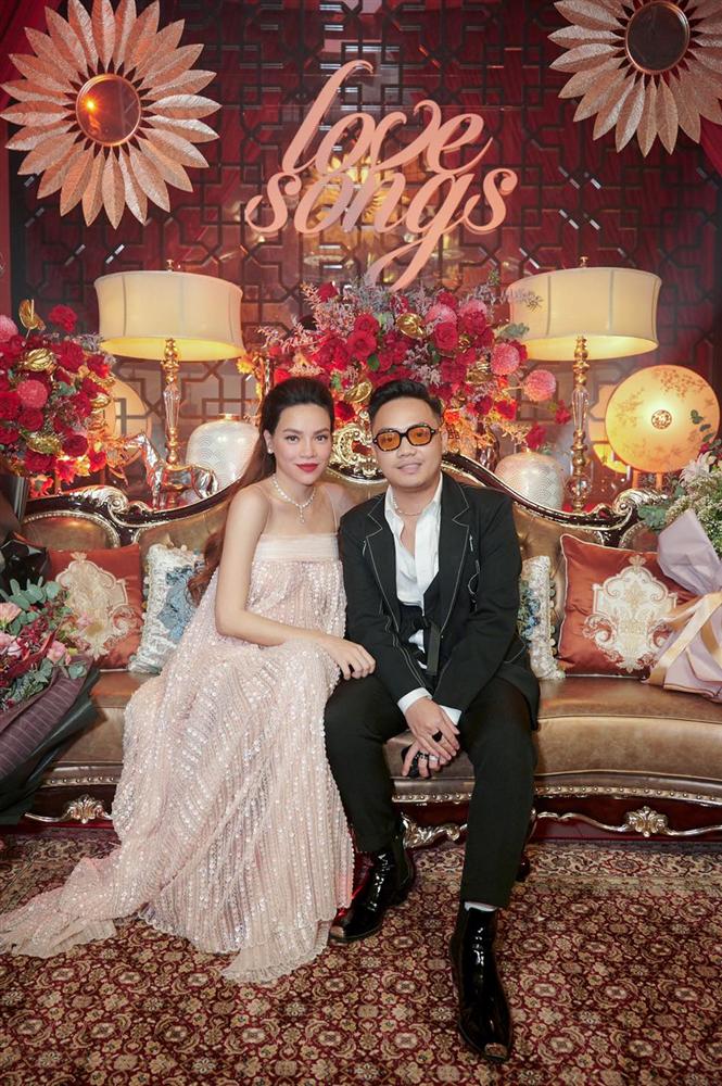 Giữa tin bầu bí, Hà Hồ vẫn thể hiện đẳng cấp bà hoàng sang chảnh với loạt váy áo giấu bụng khiến ai cũng tò mò-12