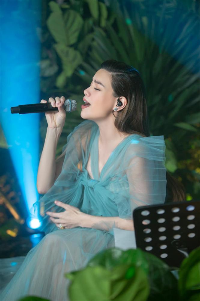 Giữa tin bầu bí, Hà Hồ vẫn thể hiện đẳng cấp bà hoàng sang chảnh với loạt váy áo giấu bụng khiến ai cũng tò mò-2