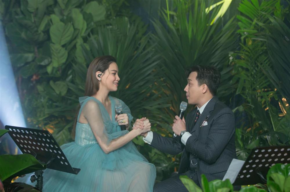 Giữa tin bầu bí, Hà Hồ vẫn thể hiện đẳng cấp bà hoàng sang chảnh với loạt váy áo giấu bụng khiến ai cũng tò mò-3