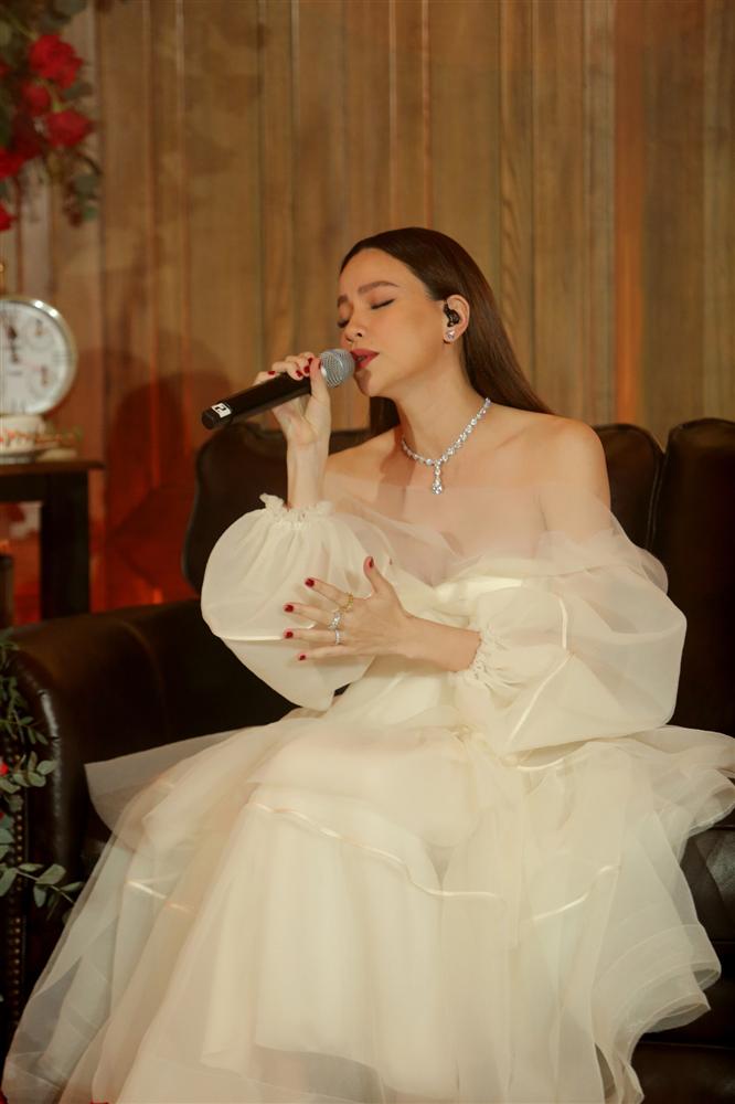 Giữa tin bầu bí, Hà Hồ vẫn thể hiện đẳng cấp bà hoàng sang chảnh với loạt váy áo giấu bụng khiến ai cũng tò mò-4