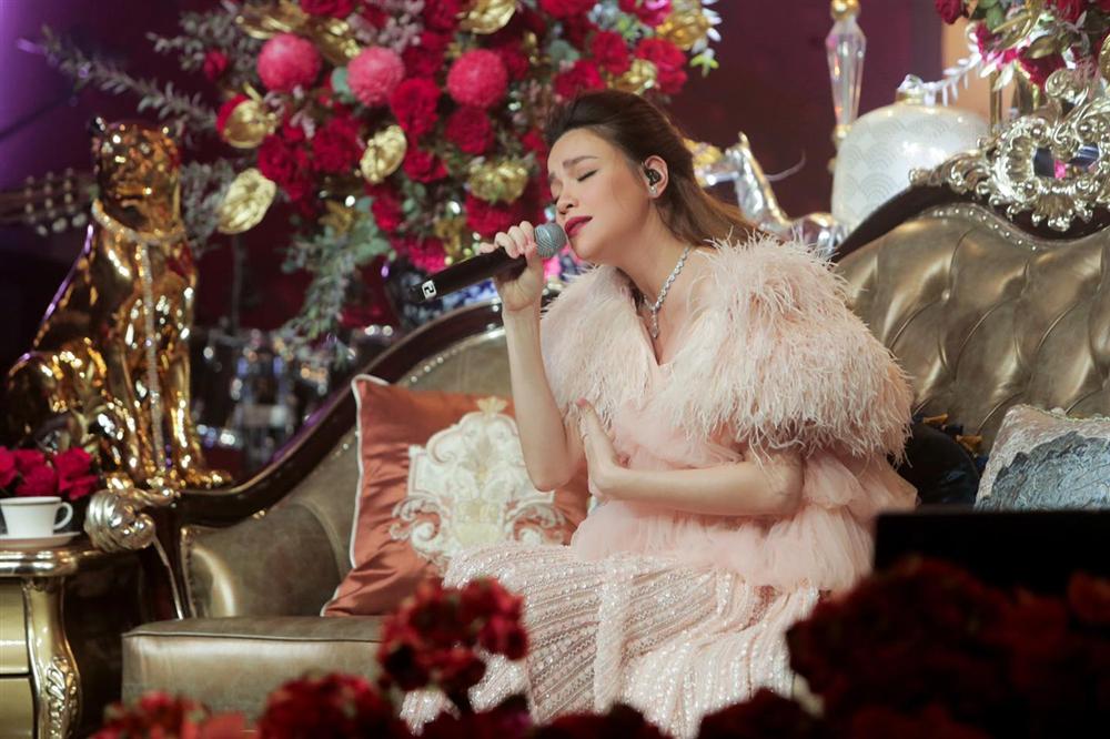 Giữa tin bầu bí, Hà Hồ vẫn thể hiện đẳng cấp bà hoàng sang chảnh với loạt váy áo giấu bụng khiến ai cũng tò mò-9