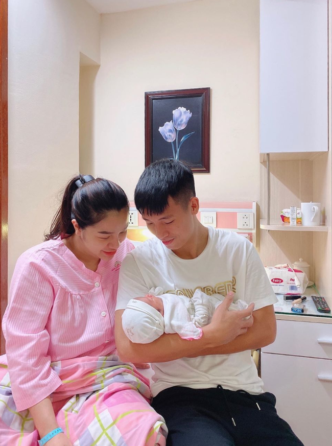 Trước khi than cô đơn, vợ Bùi Tiến Dũng mang thai được chồng chiều như bà hoàng, sinh xong nhận ngay quà khủng-1