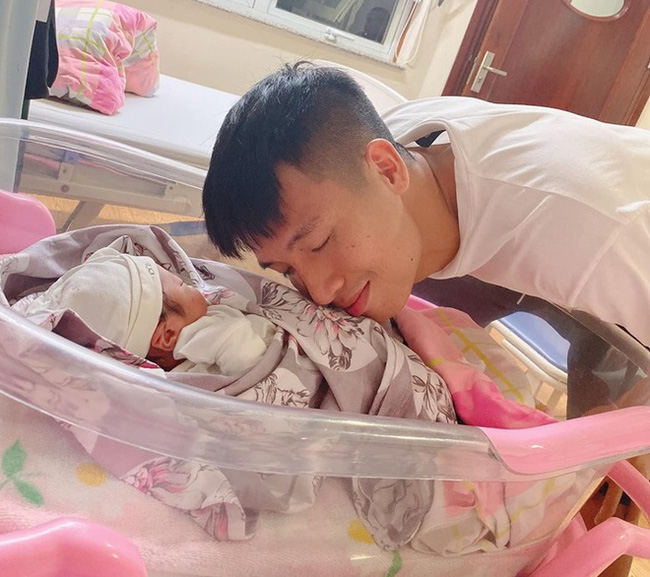 Trước khi than cô đơn, vợ Bùi Tiến Dũng mang thai được chồng chiều như bà hoàng, sinh xong nhận ngay quà khủng-2