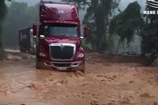 Sạt lở đất ở Điện Biên, bùn nhão chảy tràn, quốc lộ 279 tê liệt