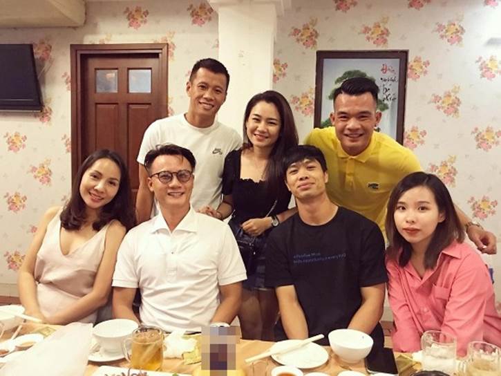 Vợ sắp cưới của Công Phượng mặc váy rộng vẫn lộ vòng 2 to bất thường-4