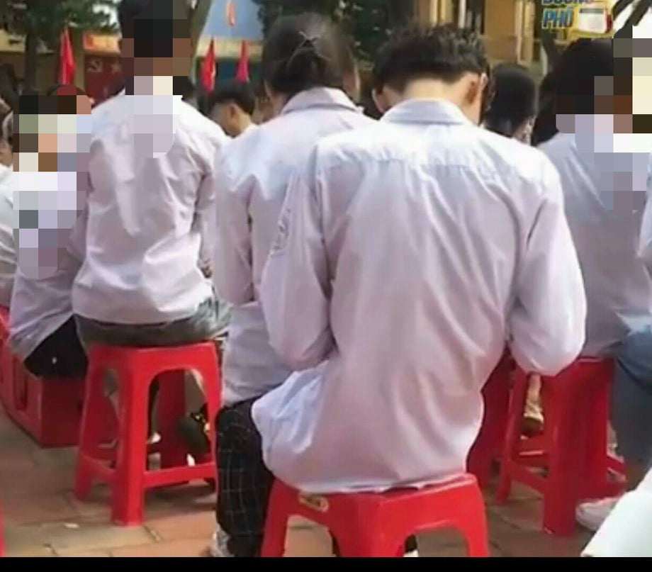 Học sinh làm chuyện táo bạo ngay giữa sân trường, cô giáo ra tay xử cả anh lẫn chị-3