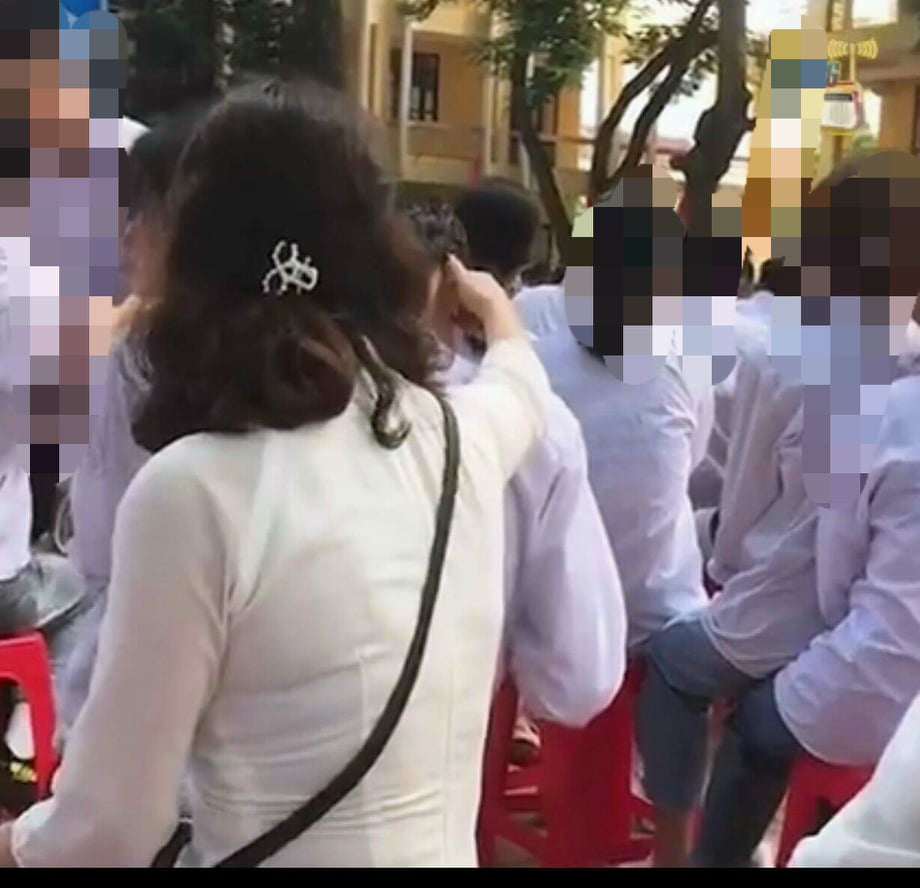 Học sinh làm chuyện táo bạo ngay giữa sân trường, cô giáo ra tay xử cả anh lẫn chị-4