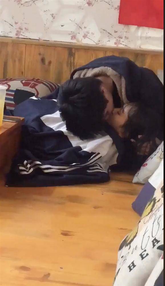 Học sinh làm chuyện táo bạo ngay giữa sân trường, cô giáo ra tay xử cả anh lẫn chị-6