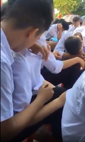 Học sinh làm chuyện táo bạo ngay giữa sân trường, cô giáo ra tay xử cả anh lẫn chị-2