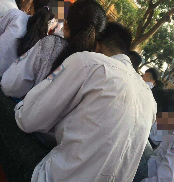 Học sinh làm chuyện táo bạo ngay giữa sân trường, cô giáo ra tay xử cả anh lẫn chị-1