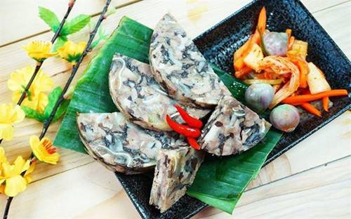 Chiều con gái như bố Hoàng Thuỳ Linh, nấu cho cả mâm cỗ gửi vào Sài Gòn-4