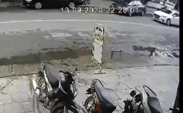 Xe Mazda lật ngửa giữa phố, nữ tài xế vội mở cửa lách ra, camera bóc nguyên nhân thực sự-1