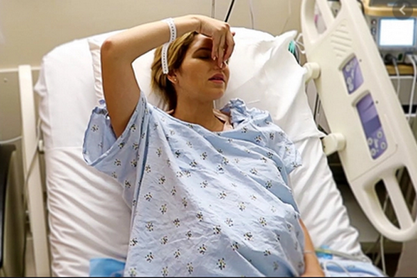 Mẹ trẻ bị mắng vì cho con bú nơi công cộng, cô đã nói một câu khiến tất cả những người có mặt đều im lặng-4