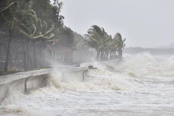 Bão số 5 di chuyển nhanh và liên tục mạnh thêm, nguy cơ đổ bộ vào các tỉnh miền Trung-2
