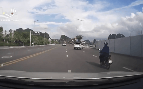 Cú lừa của xe bán tải khiến tất cả giật mình, pha xử lý oái oăm của tài xế càng gây bức xúc-1