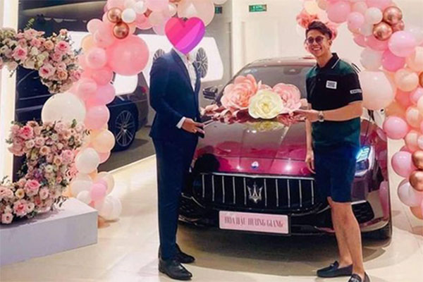 Cặp đôi dẫn đầu cuộc đua hàng hiệu Vbiz: Hương Giang hẹn hò sương sương chọn cả bộ tiền tỷ, Matt Liu diện luôn áo Burberry nàng mới tặng-6