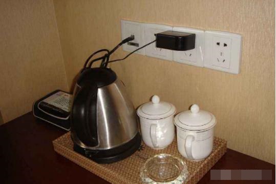 Tại sao nên đổ nước sôi lên bồn cầu khách sạn trước khi sử dụng? Đọc xong bài viết này bạn sẽ rất bất ngờ-2