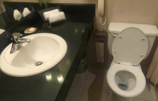 Tại sao nên đổ nước sôi lên bồn cầu khách sạn trước khi sử dụng? Đọc xong bài viết này bạn sẽ rất bất ngờ-3