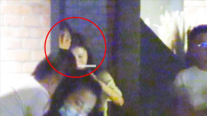 Ông xã đại gia của Từ Hy Viên công khai ôm gái trẻ ngay trên đường, sau khi thể hiện thái độ coi thường vợ?-3