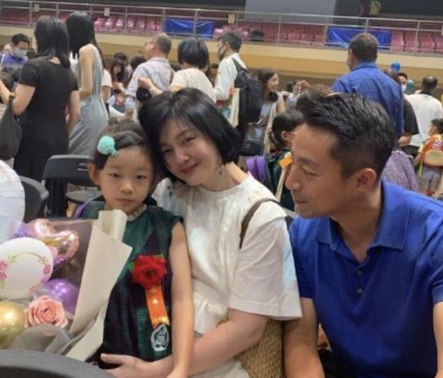 Ông xã đại gia của Từ Hy Viên công khai ôm gái trẻ ngay trên đường, sau khi thể hiện thái độ coi thường vợ?-5