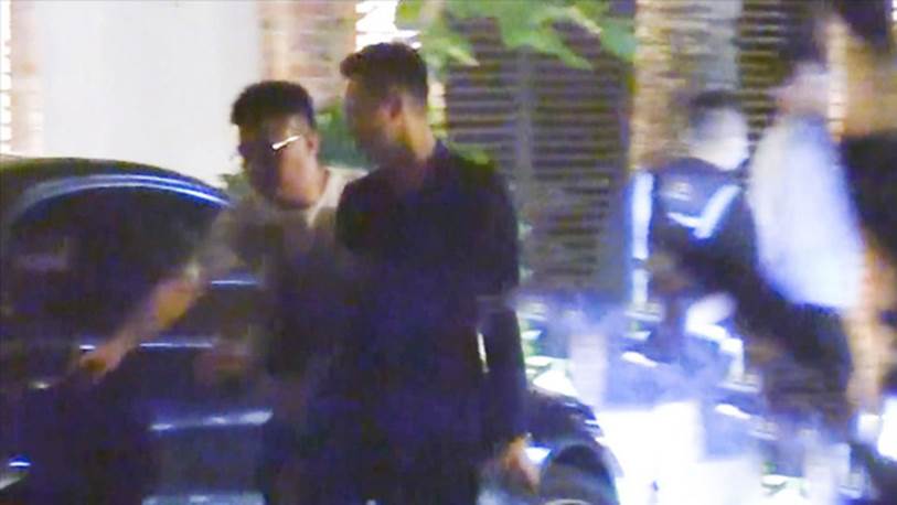 Ông xã đại gia của Từ Hy Viên công khai ôm gái trẻ ngay trên đường, sau khi thể hiện thái độ coi thường vợ?-4