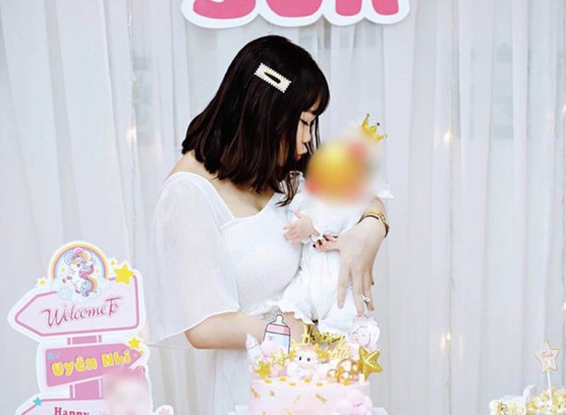 Một hot teen bất ngờ khoe ảnh đầy tháng con, công khai lên chức mẹ vào năm 18 tuổi khiến nhiều người choáng váng-1