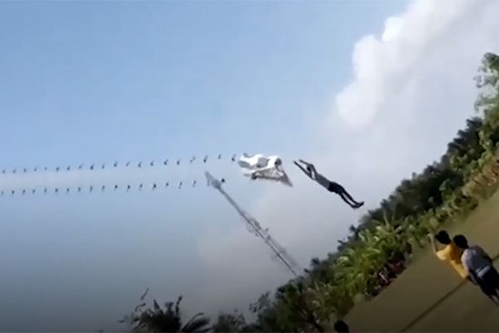 Cậu bé 14 tuổi bị cuốn lên trời khi đang thả diều