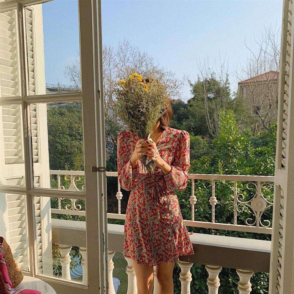 Gái Pháp cứ Thu đến là lại diện váy hoa, mặc vừa xinh lại còn siêu thanh lịch-5