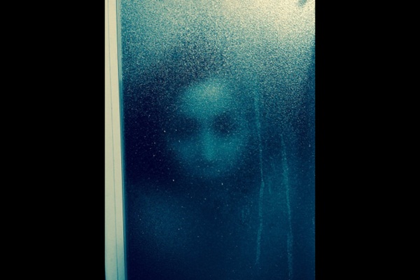 Nhìn thấy gương mặt kinh dị xuất hiện trên cửa kính lúc đang tắm, cô gái câm nín cho đến khi biết được danh tính kẻ đằng sau-1