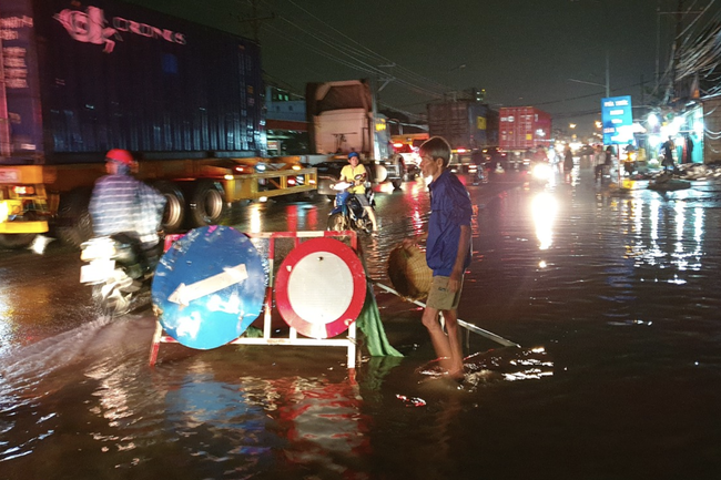 Thương tâm: Bé gái 3 tuổi cùng dì vào bệnh viện thăm mẹ giữa trời mưa, trên đường sụp ổ gà bị container cán chết-1