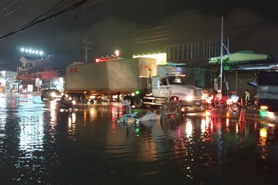 Thương tâm: Bé gái 3 tuổi cùng dì vào bệnh viện thăm mẹ giữa trời mưa, trên đường sụp ổ gà bị container cán chết