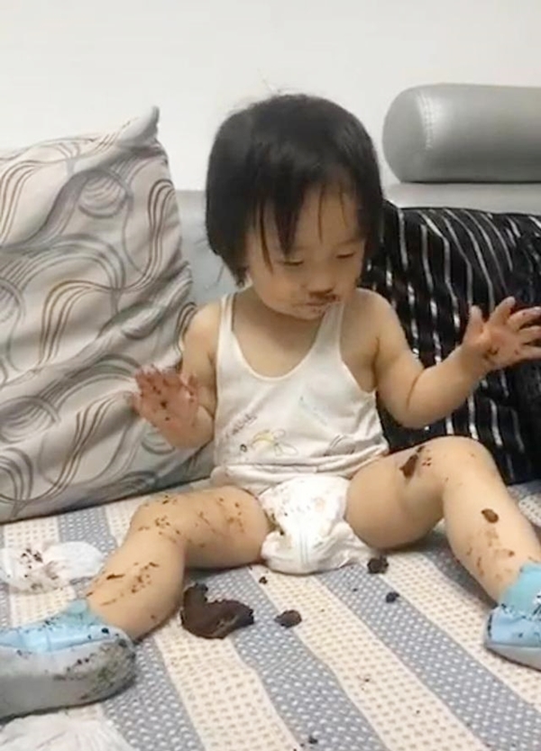 Bị mẹ bắt quả tang móc đất trong chậu cây ra bôi khắp người, thái độ của con gái mới là điều khiến mẹ tăng xông-1