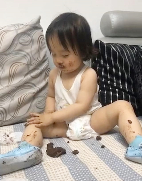 Bị mẹ bắt quả tang móc đất trong chậu cây ra bôi khắp người, thái độ của con gái mới là điều khiến mẹ tăng xông-2