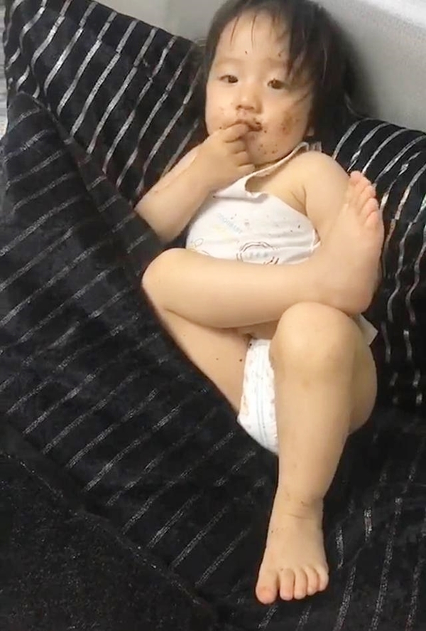 Bị mẹ bắt quả tang móc đất trong chậu cây ra bôi khắp người, thái độ của con gái mới là điều khiến mẹ tăng xông-3