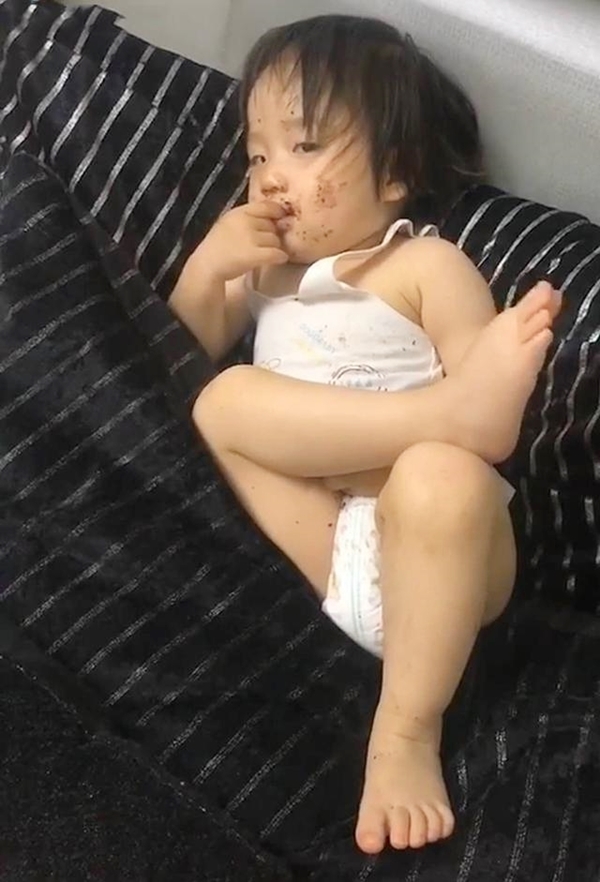 Bị mẹ bắt quả tang móc đất trong chậu cây ra bôi khắp người, thái độ của con gái mới là điều khiến mẹ tăng xông-4