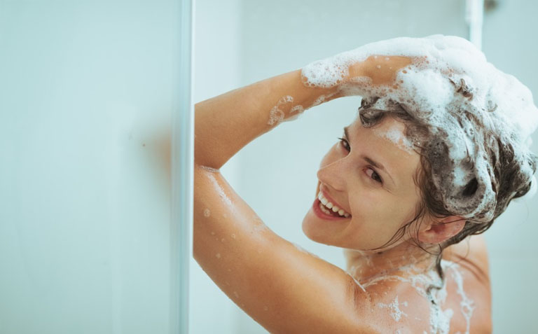 Khi đi tắm nên gội đầu hay cọ rửa cơ thể trước mới đúng nhất? Câu hỏi tưởng vô nghĩa nhưng lại quyết định cực lớn đến sức khỏe-4